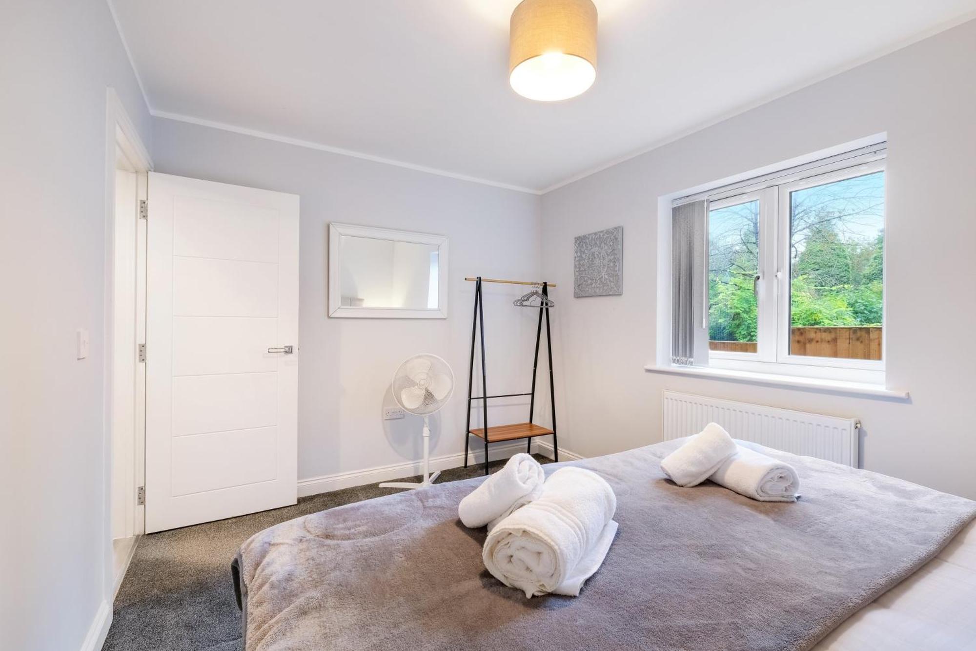 2 Bedroom Penthouse With Parking High Wycombe By 360Stays ภายนอก รูปภาพ