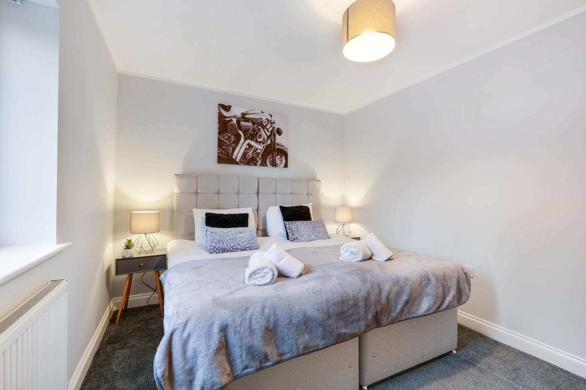 2 Bedroom Penthouse With Parking High Wycombe By 360Stays ภายนอก รูปภาพ