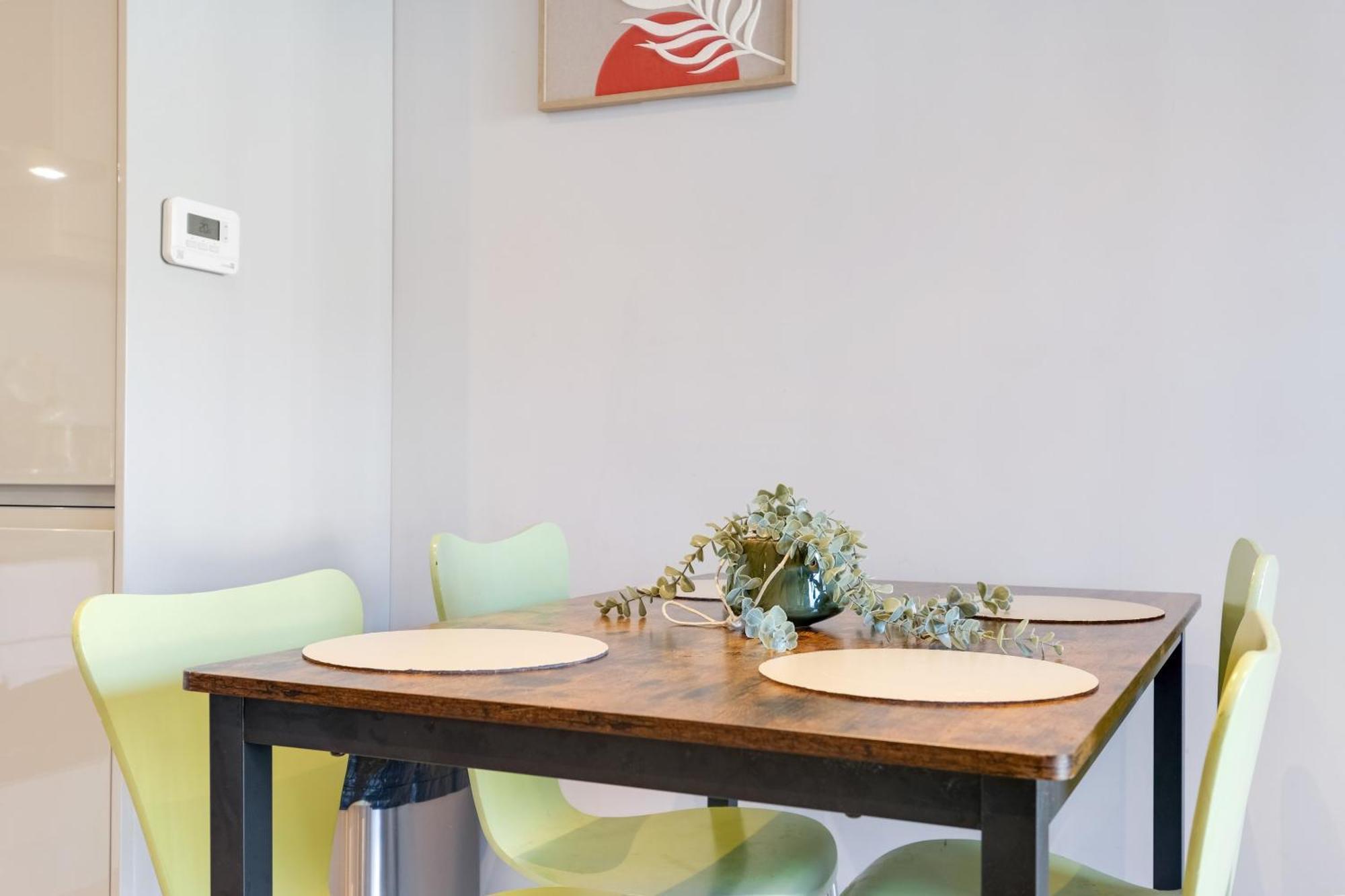 2 Bedroom Penthouse With Parking High Wycombe By 360Stays ภายนอก รูปภาพ