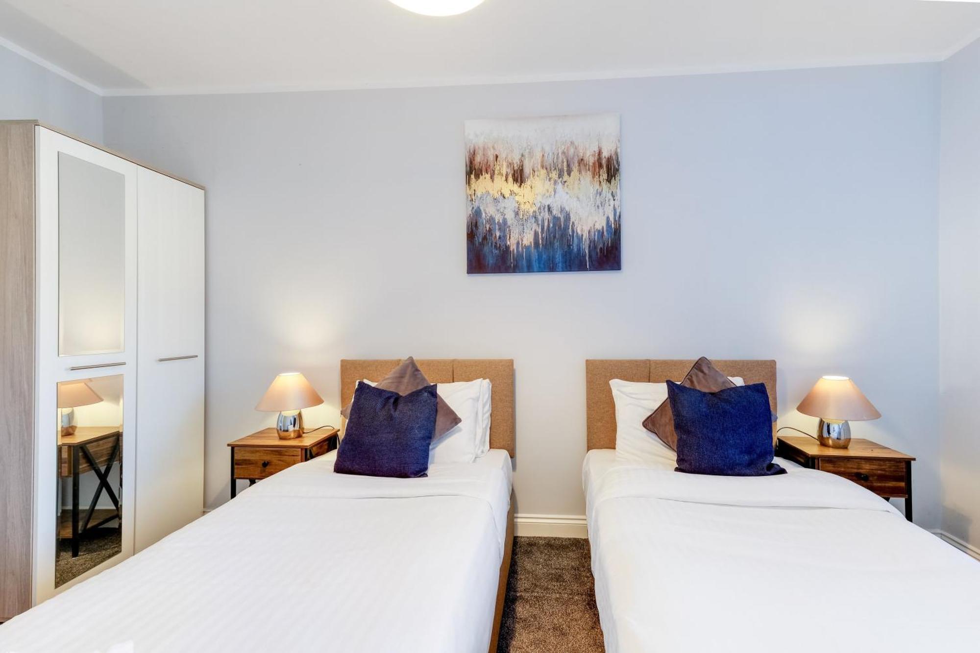 2 Bedroom Penthouse With Parking High Wycombe By 360Stays ภายนอก รูปภาพ